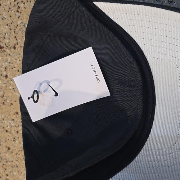 Nike Black and White Baseball Cap - Picture 4 of 6